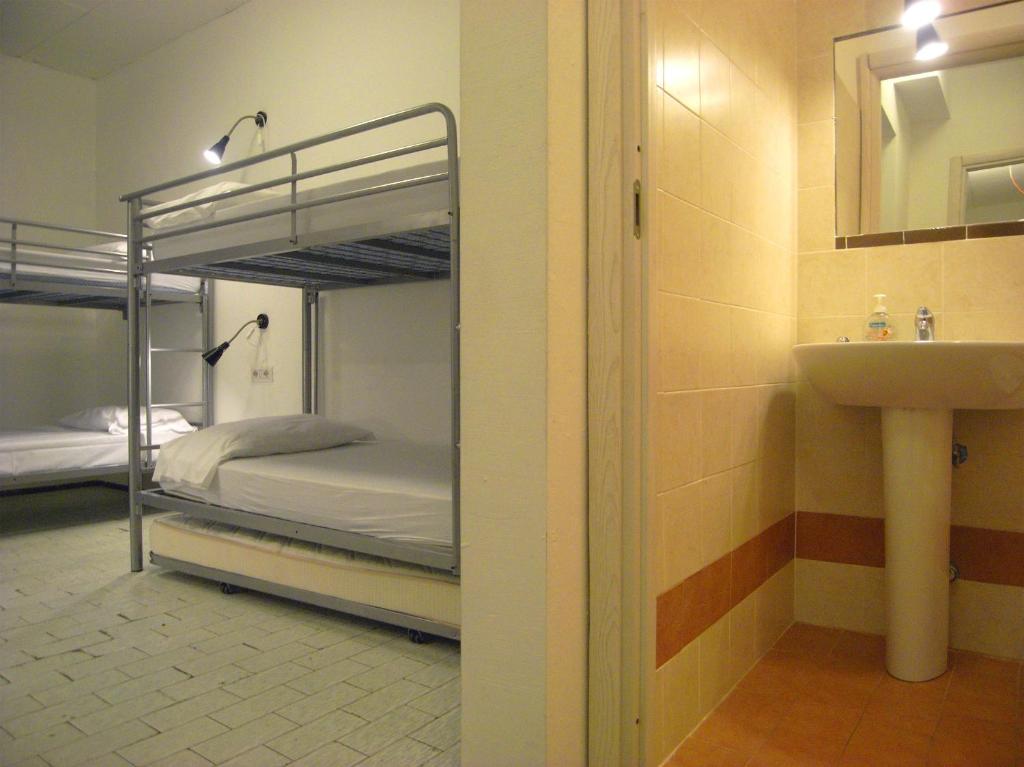 Номер (Кровать в общем трехместном номере для женщин) хостела Hostel Colours, Милан
