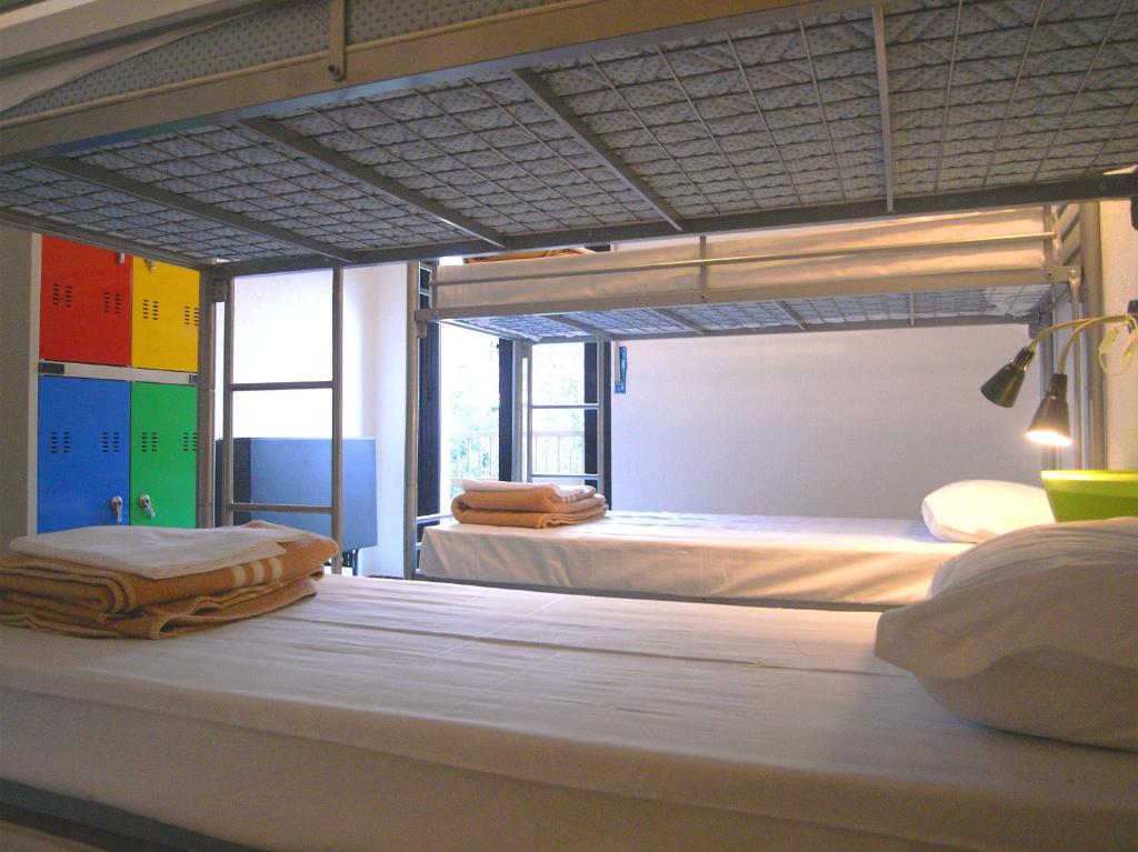 Номер (Кровать в общем 4-местном номере для мужчин и женщин) хостела Hostel Colours, Милан