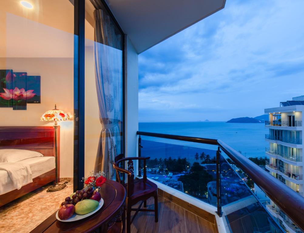 Сьюит (Полулюкс с балконом и видом на море), Red Sun Nha Trang Hotel