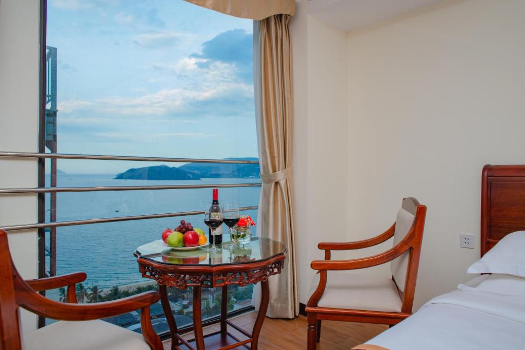 Сьюит (Полулюкс с балконом и видом на море), Red Sun Nha Trang Hotel