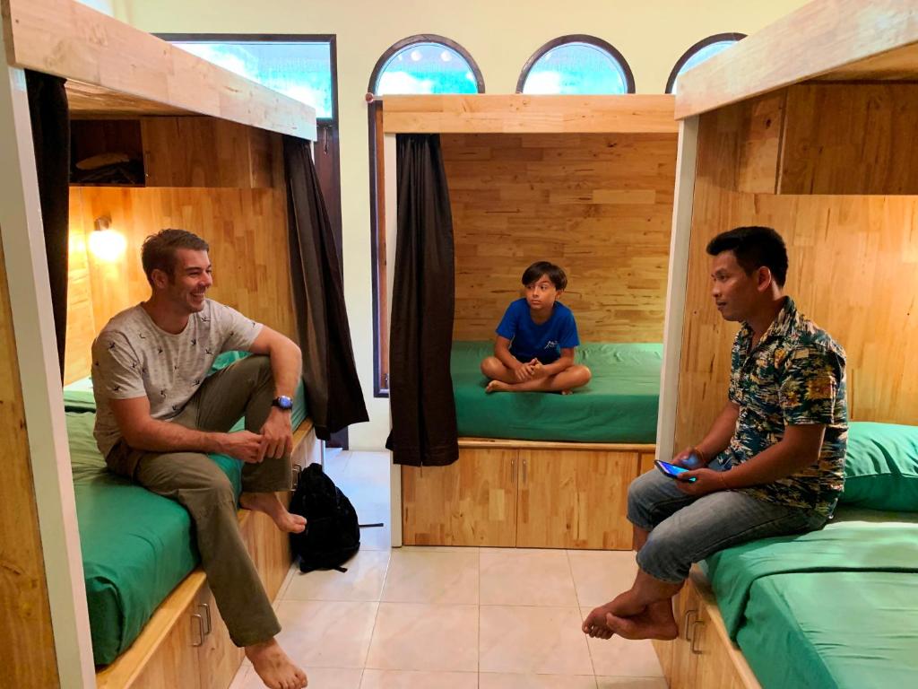 Номер (Односпальная кровать в общем номере), Coco Khao Sok Hostel