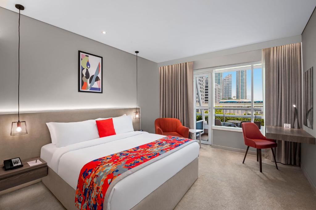 Сьюит (Люкс «Бурдж» с 1 спальней) апарт-отеля Leva Hotel and Suites, Mazaya Centre, Дубай