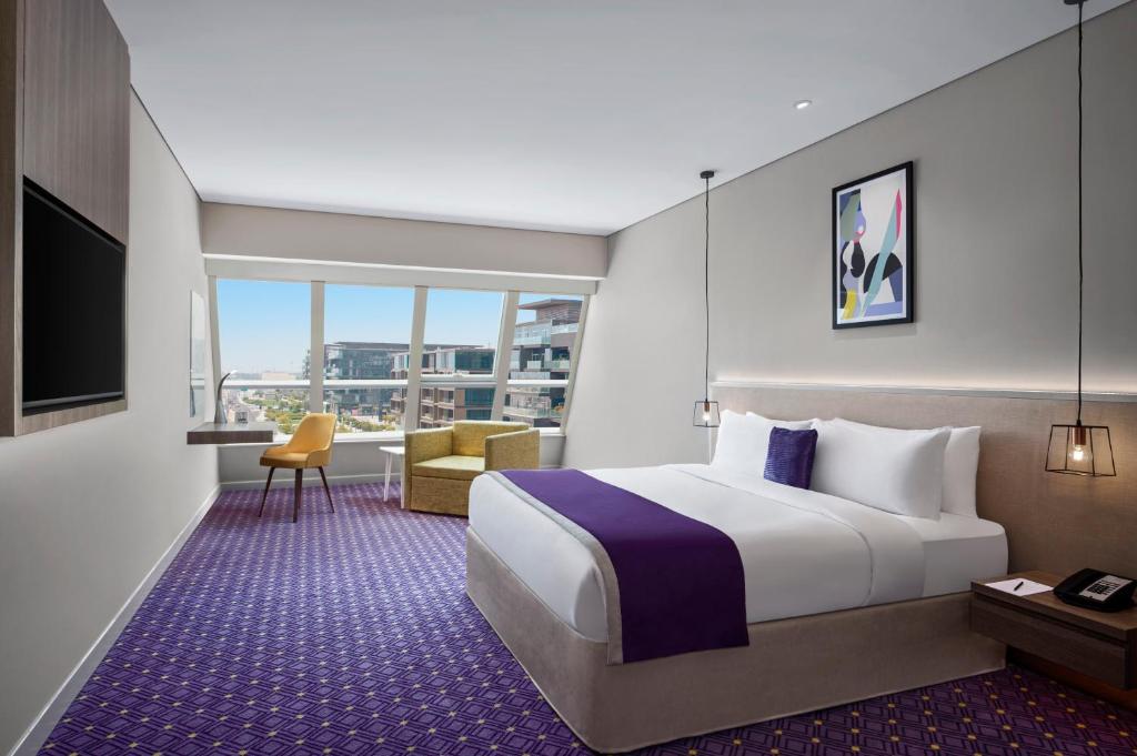 Двухместный (Номер «Премиум» с кроватью размера «king-size», вид на город) апарт-отеля Leva Hotel and Suites, Mazaya Centre, Дубай