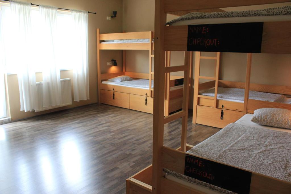 Номер (Кровать в общем 8-местном номере для мужчин и женщин) хостела Falling Lakes Hostel, Кореница