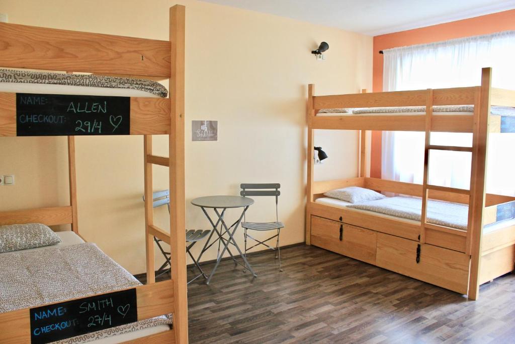 Номер (Кровать в общем 4-местном номере для мужчин и женщин) хостела Falling Lakes Hostel, Кореница