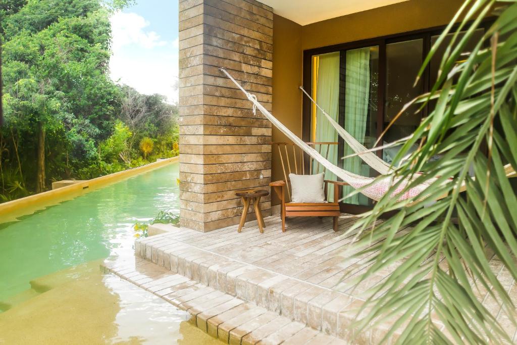 Четырехместный (Номер с видом на сад и прямым выходом к бассейну) курортного отеля Hotel Xcaret Mexico - All Parks & Tours / All Inclusive, Плая-дель-Кармен