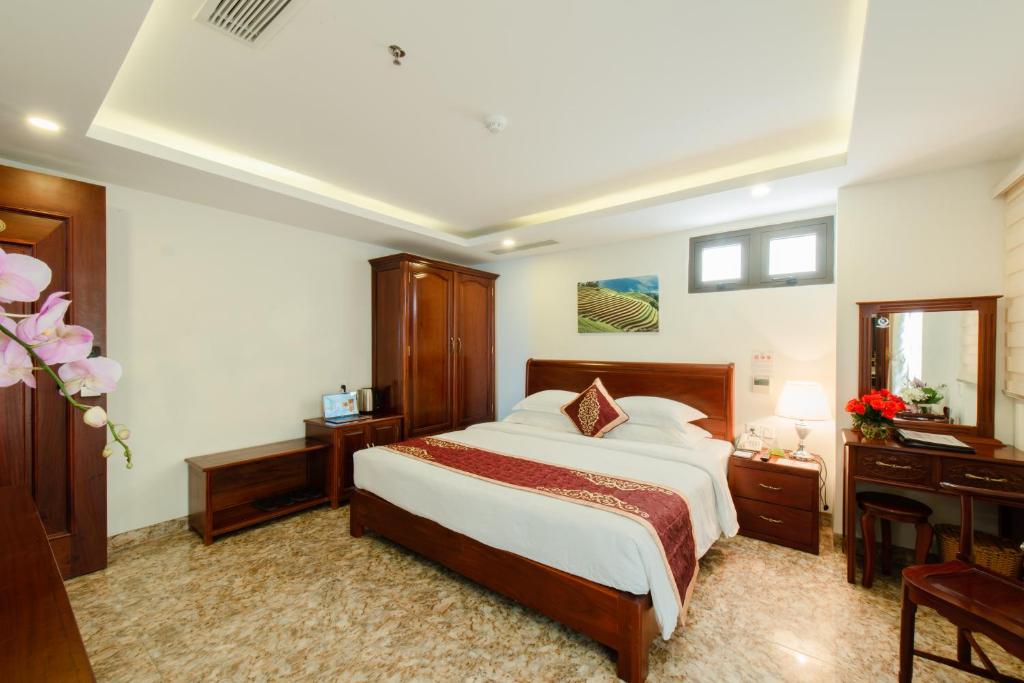 Двухместный (Улучшенный двухместный номер с 1 кроватью или 2 отдельными кроватями, вид на город) отеля Red Sun Nha Trang Hotel, Нячанг