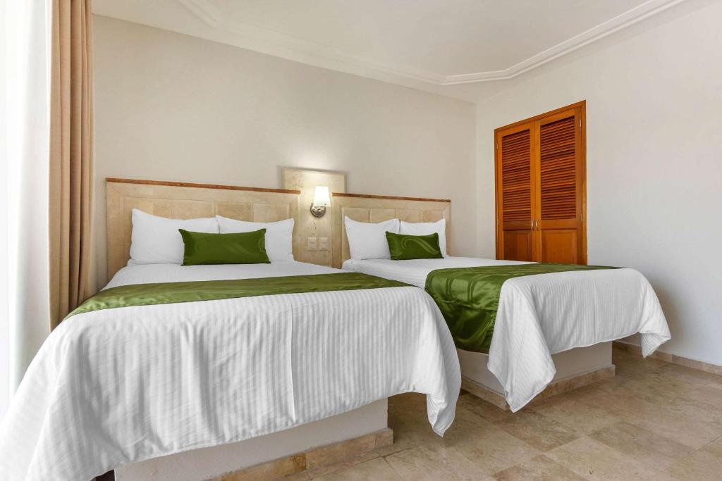 Семейный (Two Double Beds - With Balcony) отеля Quality Inn Mazatlan, Масатлан