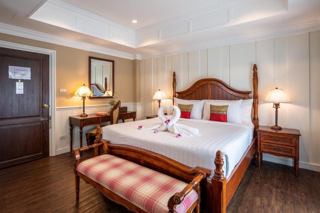 Сьюит (Люкс с кроватью размера «king-size» и балконом) курортного отеля The Orchid House 153, Бангкок