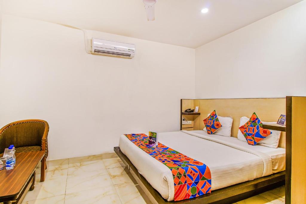 Двухместный (Улучшенный двухместный номер с 1 кроватью) отеля FabHotel White Klove Paharganj, Нью-Дели