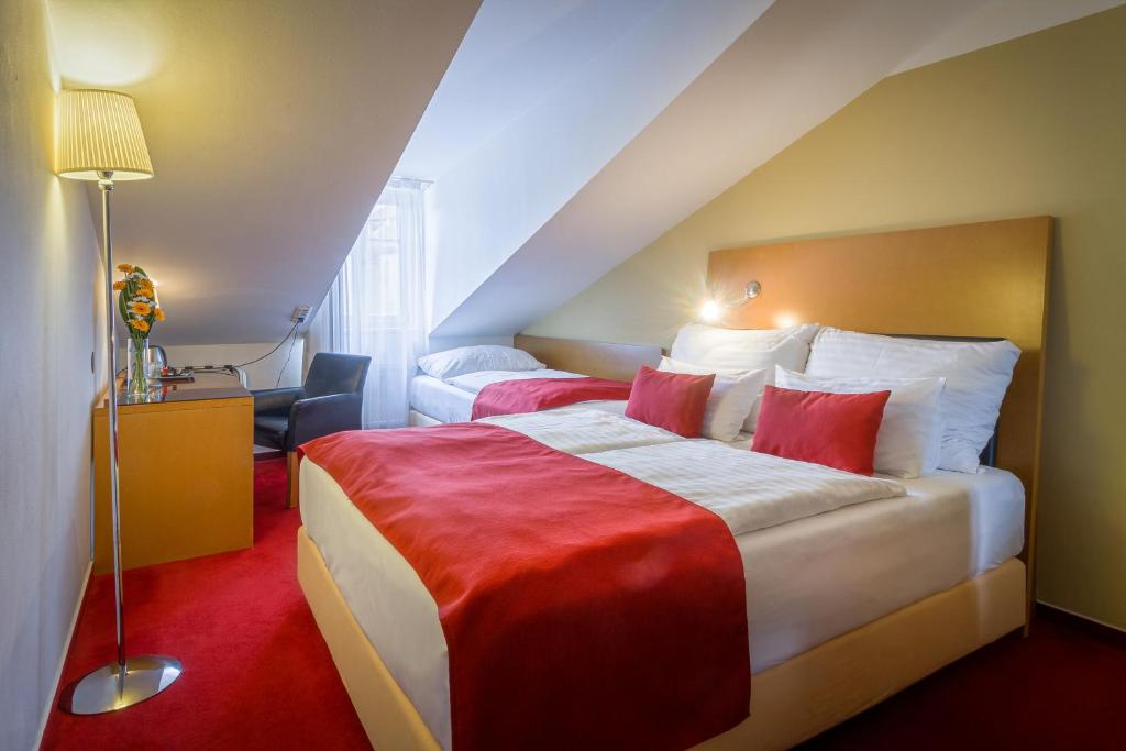 Двухместный (Двухместный номер с двуспальной кроватью и дополнительной кроватью) отеля Theatrino Hotel, Прага