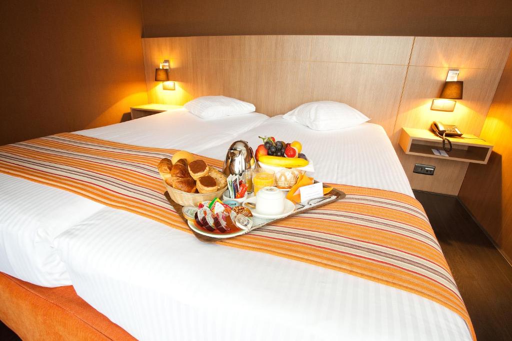 Двухместный (Улучшенный двухместный номер с 2 отдельными кроватями) отеля Theater Hotel, Антверпен