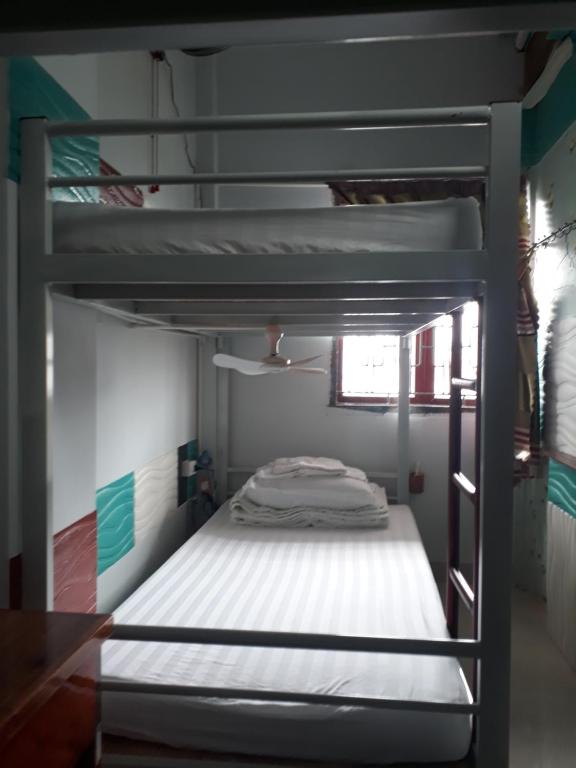 Номер (Односпальная кровать в общем номере для мужчин и женщин) семейного отеля Bon Homestay, Туихоа