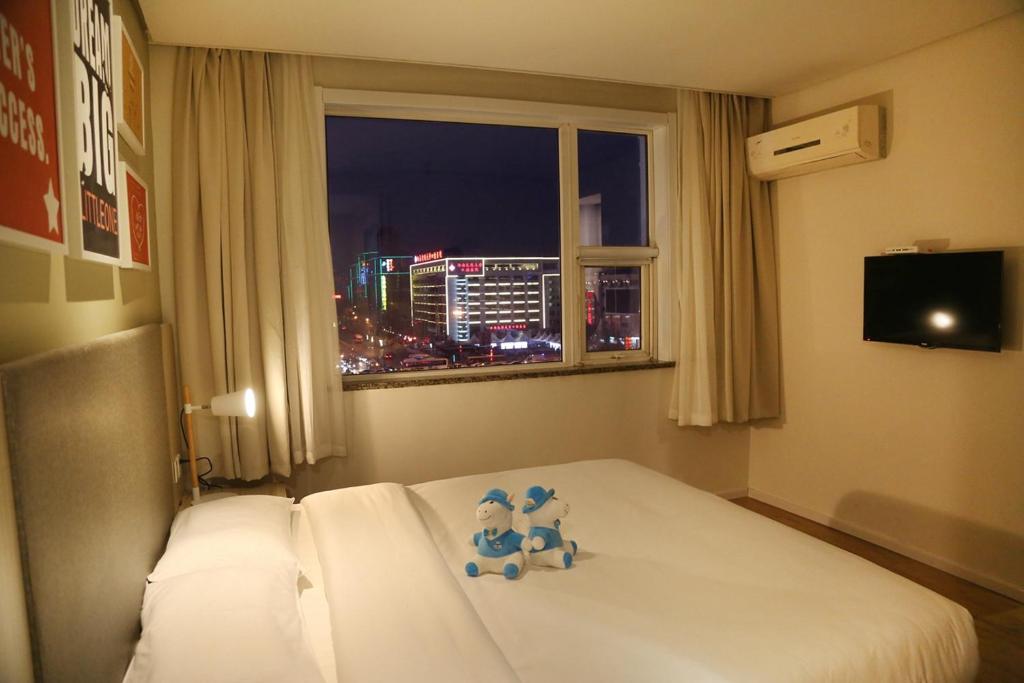 Двухместный (Двухместный номер с 2 отдельными кроватями) отеля Hanting Hotel Xi'an Bell Tower North New Branch, Сиань