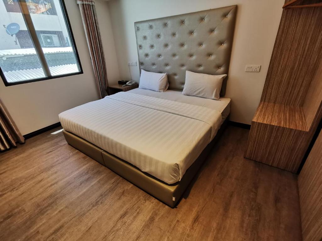 Двухместный (Номер Делюкс с кроватью размера «king-size») отеля Ease Hotel, Кота-Кинабалу