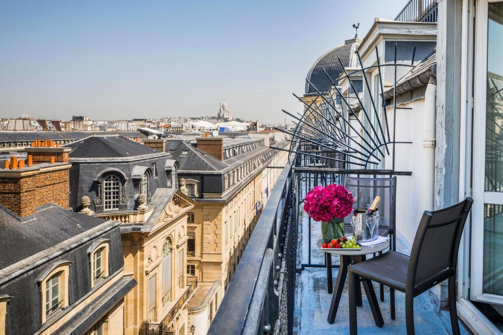 Сьюит (Полулюкс с балконом) отеля Grand Hôtel Du Palais Royal, Париж