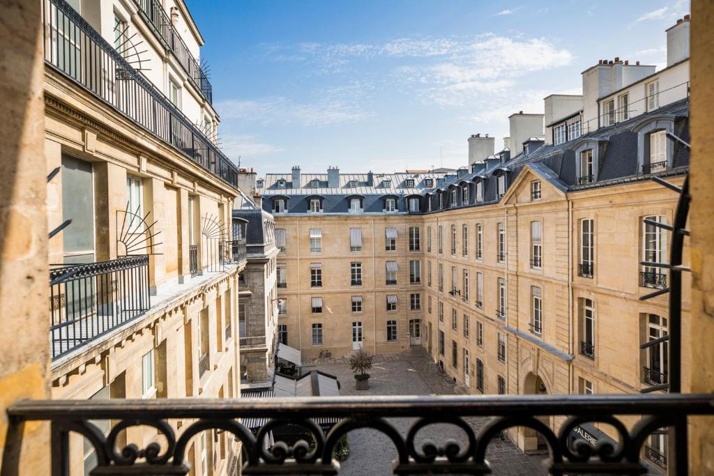Двухместный (Улучшенный номер) отеля Grand Hôtel Du Palais Royal, Париж
