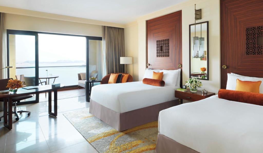 Двухместный (Номер Делюкс Heritage с 2 кроватями размера «queen-size» и балконом, вид на море и остров Палм-Джумейра) курортного отеля Fairmont The Palm, Дубай