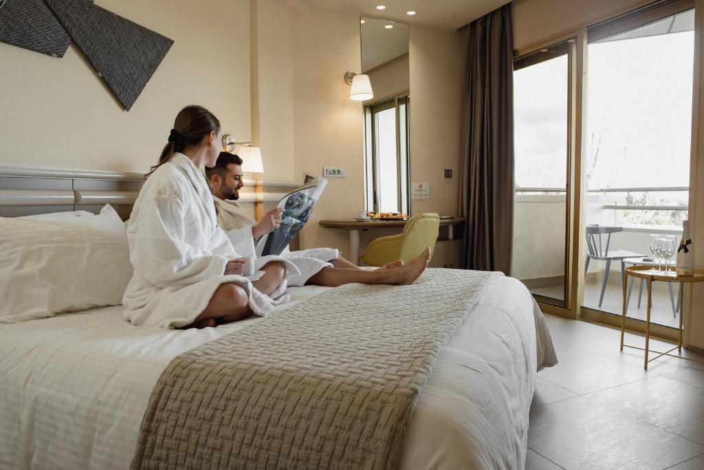 Двухместный (Улучшенный двухместный номер с 1 кроватью или 2 отдельными кроватями и боковым видом на море) отеля Emmantina Hotel, Афины
