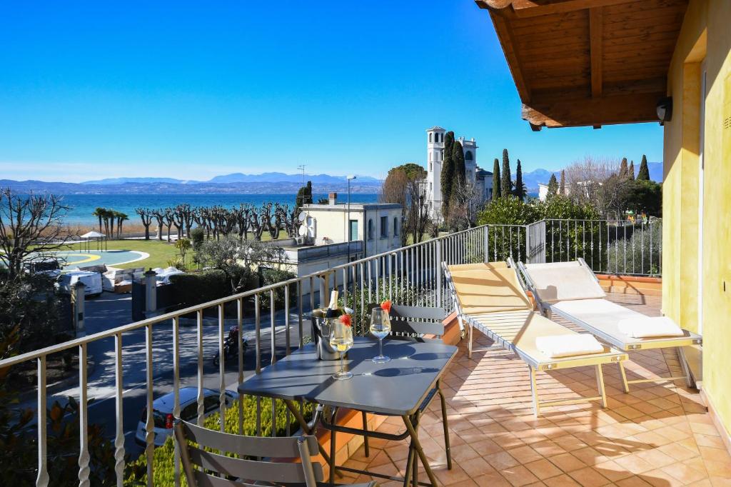 Апартаменты (Апартаменты с 1 спальней и частичным видом на озеро) отеля Residence Casa dei Pescatori, Сирмионе