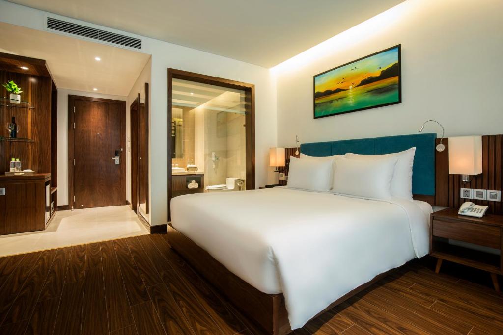 Двухместный (Двухместный номер Делюкс с 1 кроватью - Послеобеденный чай включен в стоимость) отеля Maximilan Danang Beach Hotel, Дананг