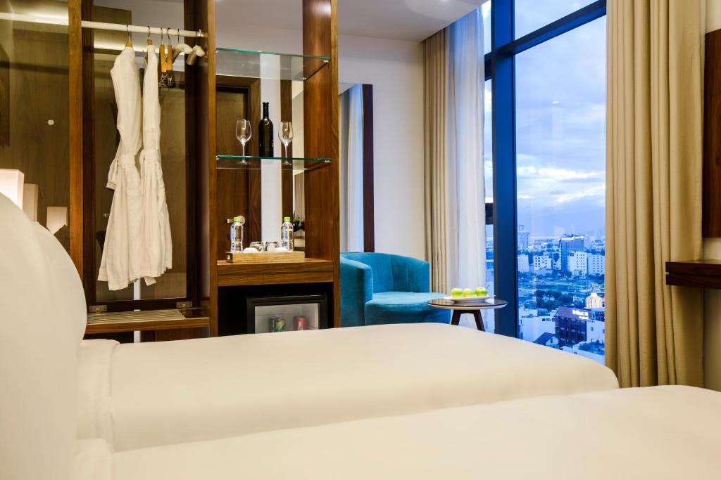 Двухместный (Двухместный номер Делюкс с 2 отдельными кроватями, частичный вид на море - Полдник включен в стоимость) отеля Maximilan Danang Beach Hotel, Дананг