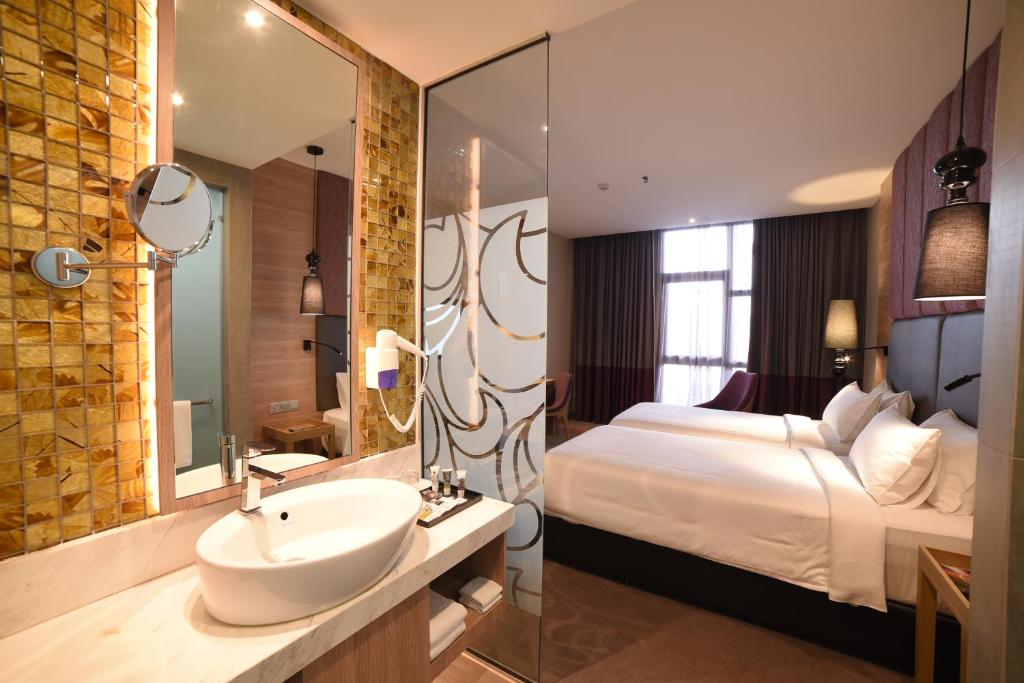 Двухместный (Улучшенный номер с 2 односпальными кроватями) отеля Mercure Selangor Selayang, Куала-Лумпур