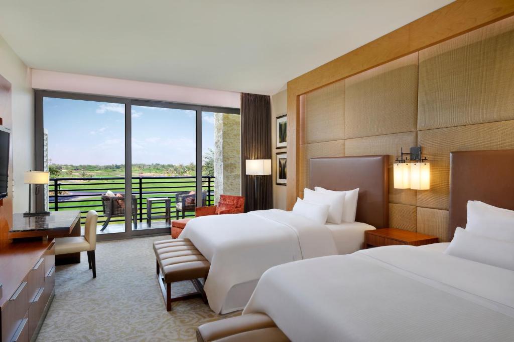Двухместный (Номер Делюкс с 2 кроватями размера «queen-size», балконом и видом на поле для гольфа) курортного отеля The Westin Abu Dhabi Golf Resort and Spa, Абу-Даби