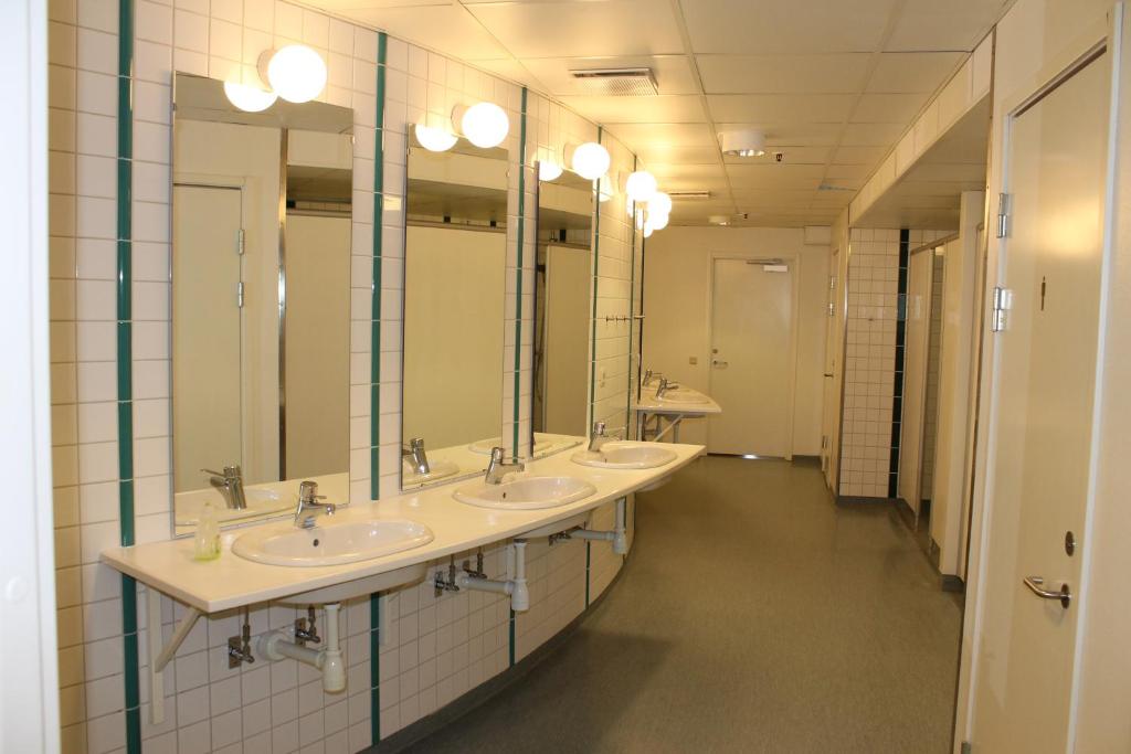 Двухместный (Стандартный двухместный номер с 1 кроватью, общей ванной комнатой и туалетом) хостела Pronova Hotell & Vandrarhem, Норчёпинг