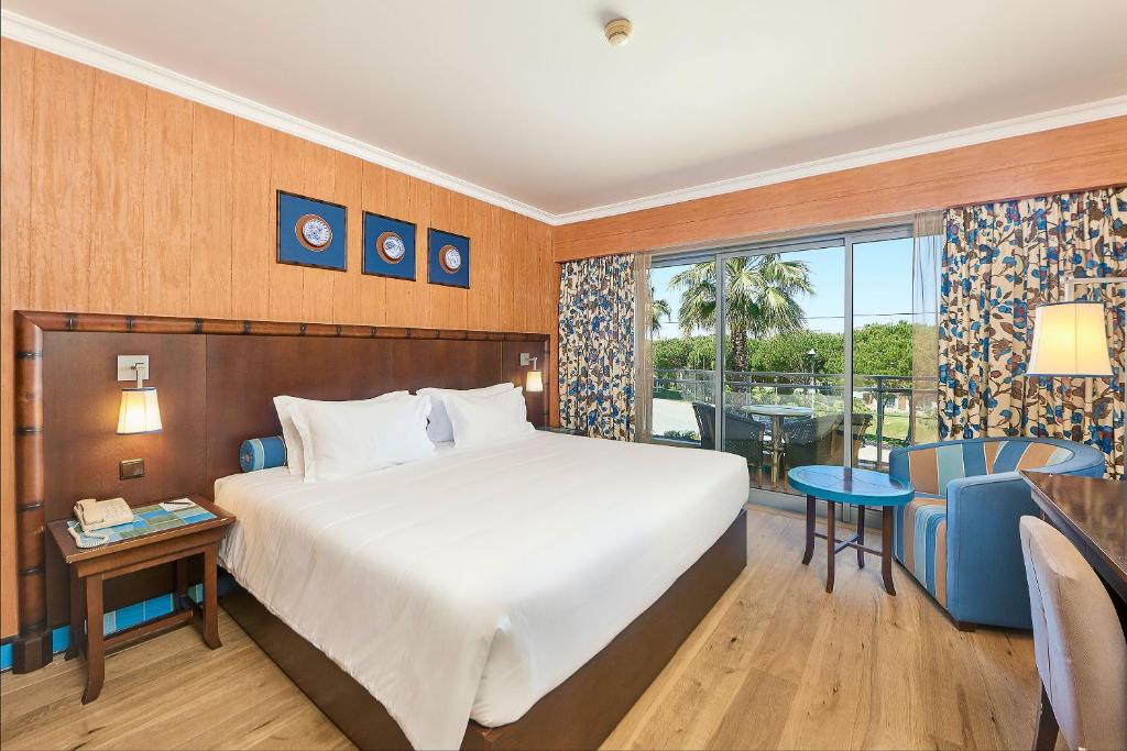 Двухместный (2-местный номер/номер Твин с видом на курорт) отеля Grande Real Santa Eulalia Resort & Hotel Spa, Албуфейра