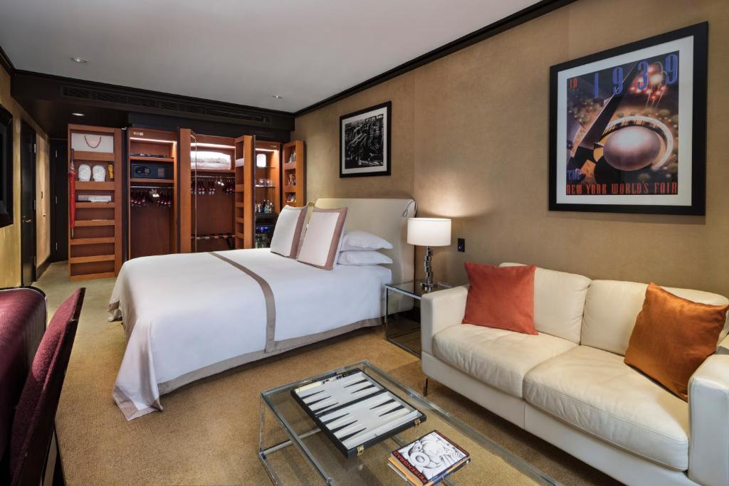 Двухместный (Номер Делюкс «Гранд» с кроватью размера «king-size» и видом на город) отеля The Chatwal New York City, Нью-Йорк