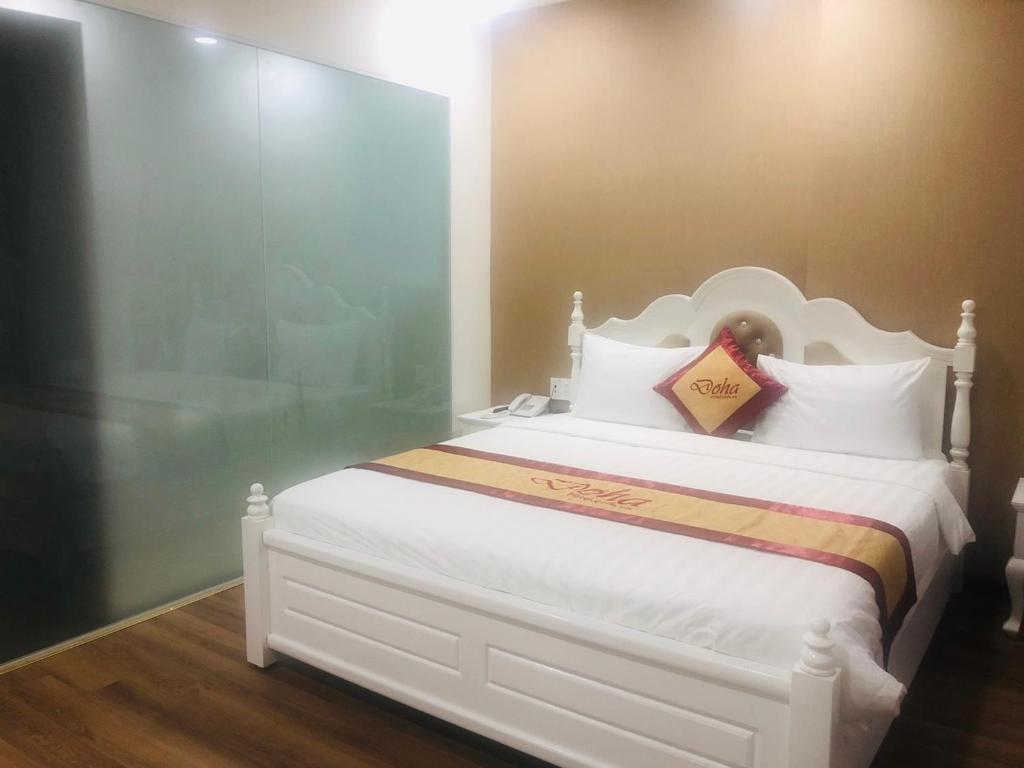 Двухместный (Улучшенный номер с кроватью размера «king-size») отеля Doha 2 Hotel Saigon Airport, Хошимин