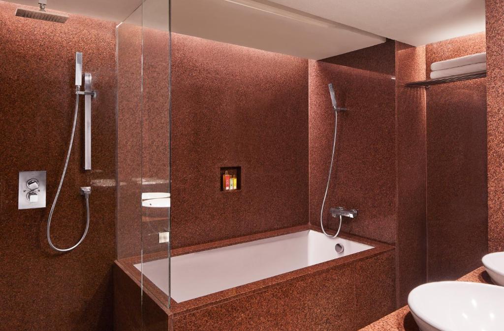 Сьюит (Executive Suite City View King Bed - Inclusive of Bombay Chai - 15% off on Trattoria food and soft beverage (Offer till Sep 30,2021), 20% off on Fleet Assured Services), Vivanta by Taj President