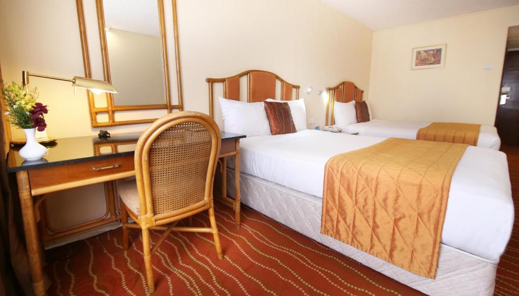 Двухместный (Улучшенный двухместный номер с 1 кроватью или 2 отдельными кроватями) отеля The Galadari Hotel, Коломбо