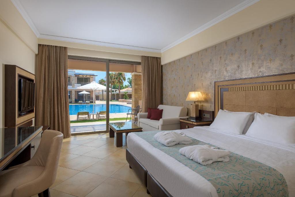 Двухместный (Улучшенный двухместный номер с 1 кроватью или 2 отдельными кроватями, вид на бассейн) курортного отеля La Marquise Luxury Resort Complex, Фалираки