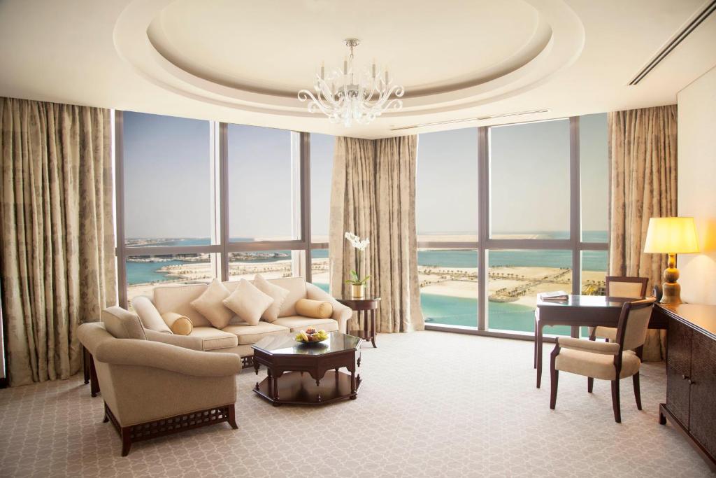 Сьюит (Элитный люкс с видом на море) отеля Bab Al Qasr Hotel, Абу-Даби