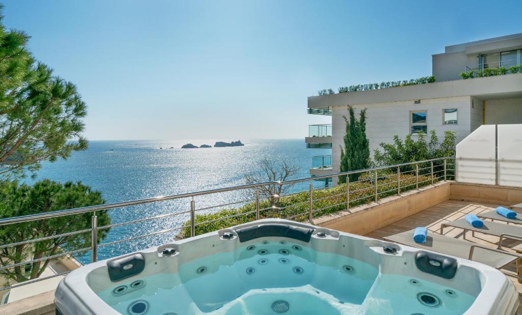 Сьюит (Представительский люкс с террасой и видом на море) отеля Hotel More, Дубровник