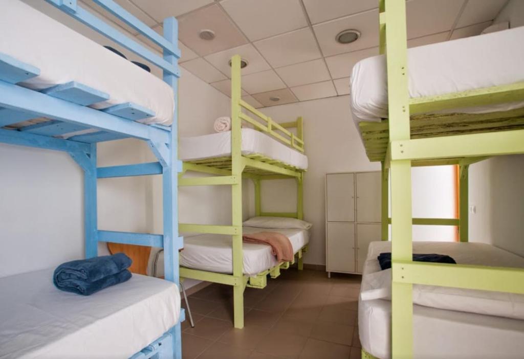 Номер (Кровать в общем 8-местном номере для мужчин и женщин) хостела Pura Vida Las Palmas, Лас-Пальмас-де-Гран-Канария