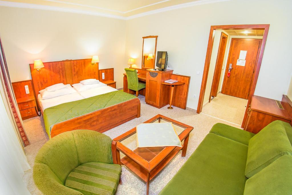 Двухместный (Улучшенный номер с кроватью размера «queen-size») отеля Hotel Silver, Хайдусобосло