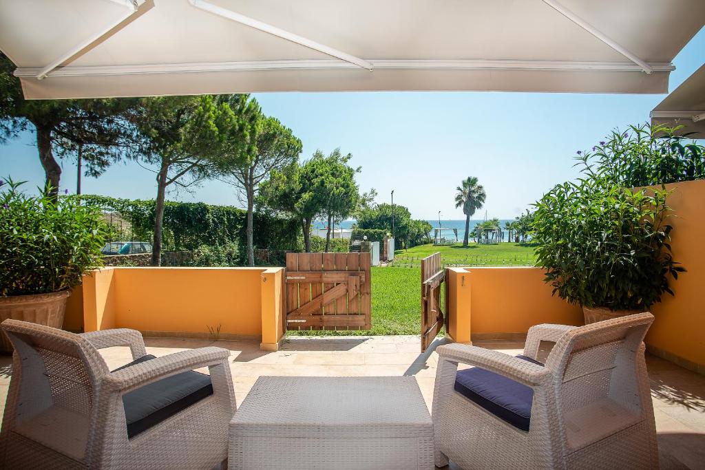 Сьюит (King Suite with Sea and Garden View) апартамента Ammos Beachfront Luxury Rooms - Adults only, Василикос