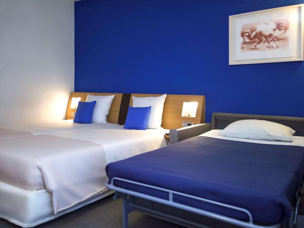 Двухместный (Улучшенный двухместный номер с 2 отдельными кроватями и диваном-кроватью) отеля Novotel Lisboa, Лиссабон