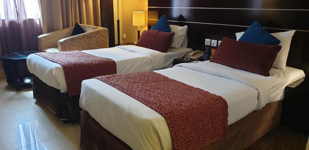 Двухместный (Двухместный номер с 2 отдельными кроватями) отеля Landmark Riqqa Hotel, Дубай