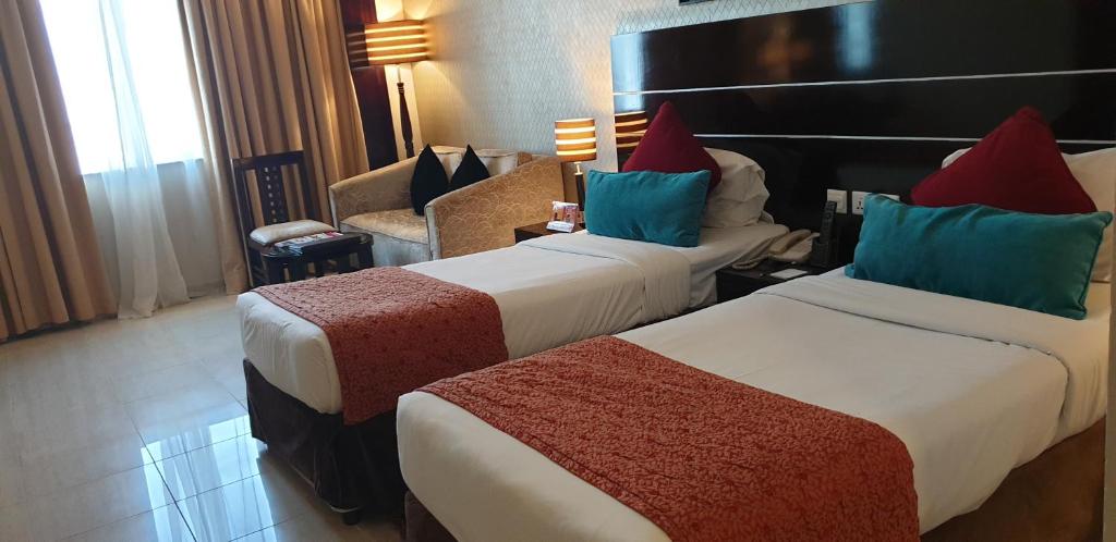 Двухместный (Улучшенный двухместный номер с 2 отдельными кроватями) отеля Landmark Riqqa Hotel, Дубай
