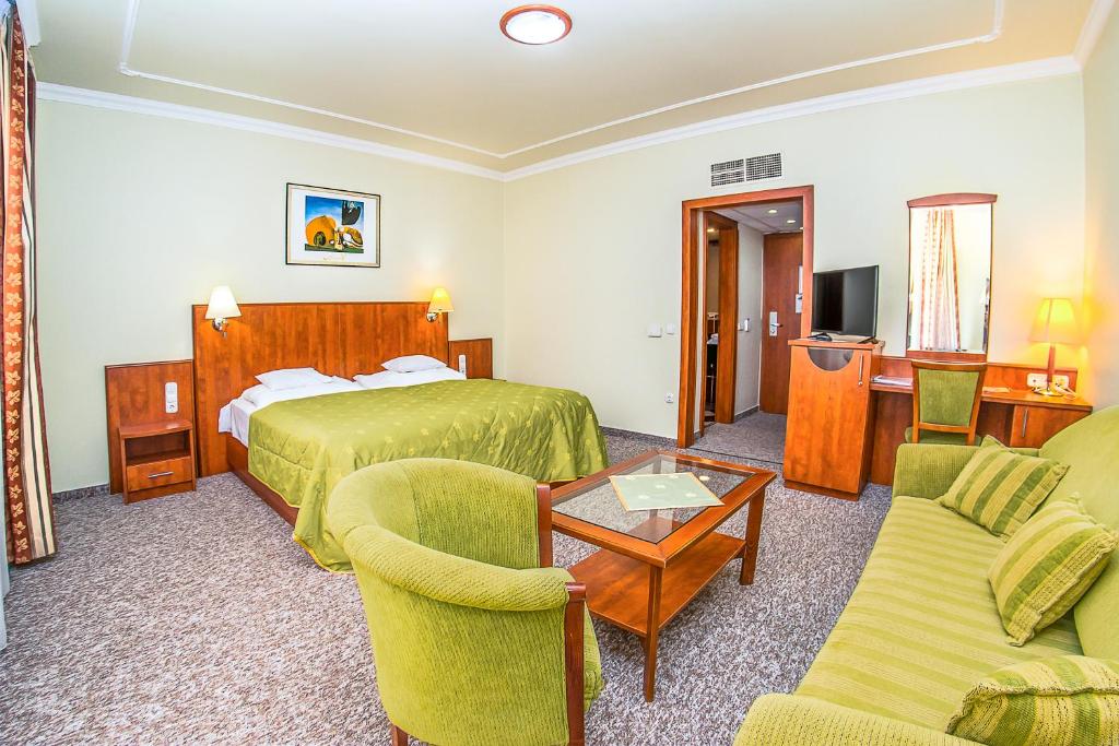 Двухместный (Двухместный номер с 1 кроватью или 2 отдельными кроватями и балконом) отеля Hotel Silver, Хайдусобосло