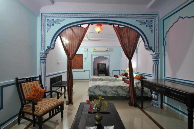 Двухместный (Улучшенный двухместный номер с 1 кроватью или 2 отдельными кроватями) отеля Rawla Mrignayani Palace, Джайпур