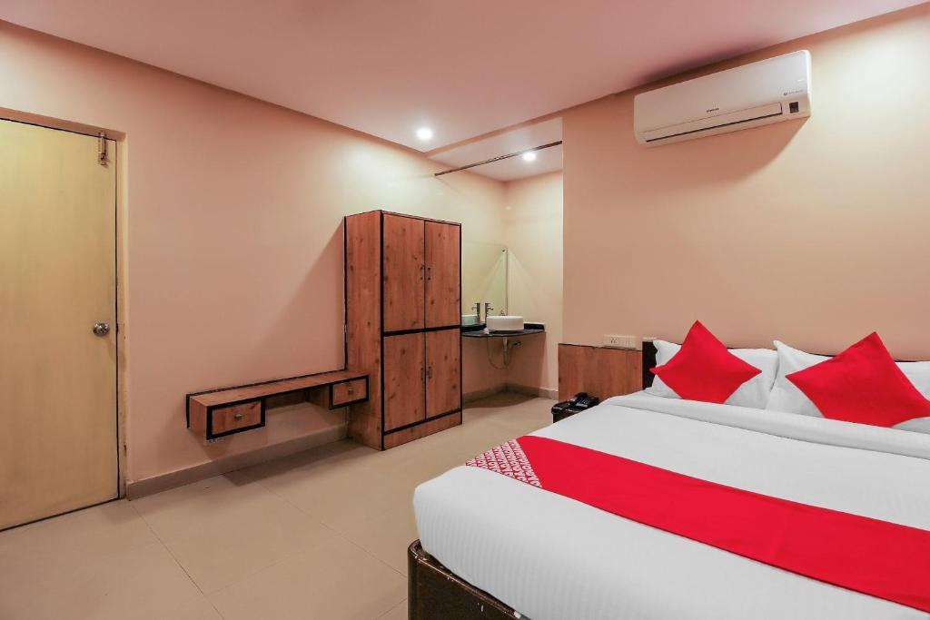 Трехместный (Трехместный номер Делюкс) отеля Tourist Krishna Inn, Хайдарабад