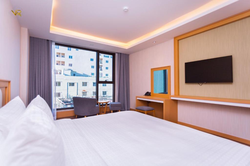 Двухместный (Улучшенный номер с кроватью размера «queen-size») отеля Vung Tau Riva Hotel, Вунгтау
