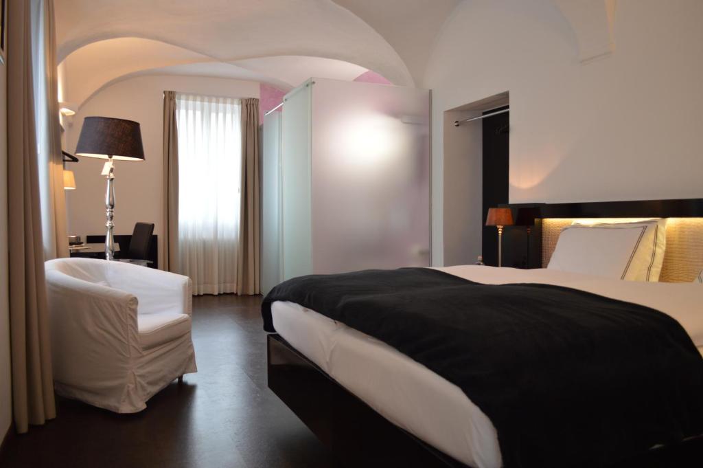 Двухместный (Улучшенный двухместный номер с 1 кроватью) отеля Boutique Hotel La Rinascente, Локарно