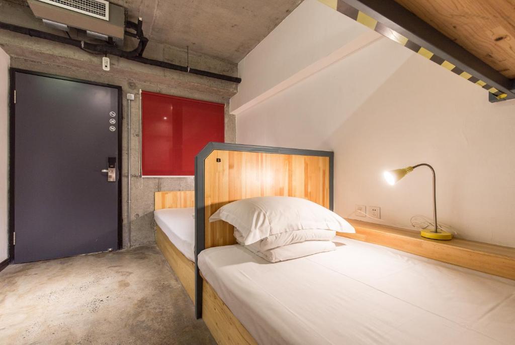 Номер (Односпальная кровать в трехместном общем женском номере), UniLoft Hostel Dalian