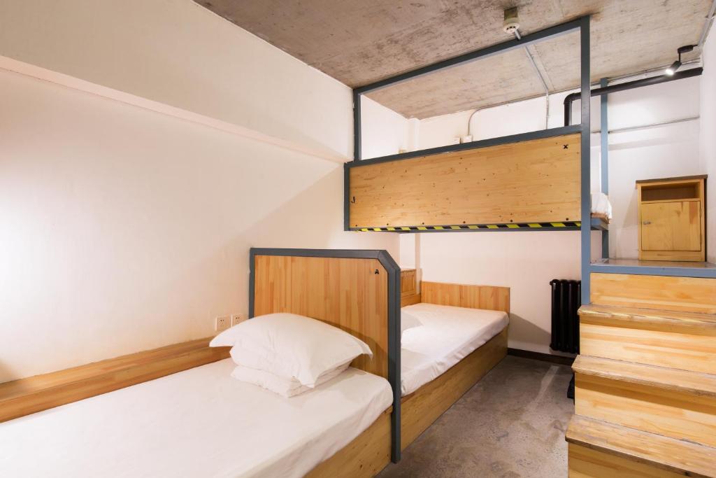 Номер (Односпальная кровать в трехместном общем женском номере) хостела UniLoft Hostel Dalian, Далянь